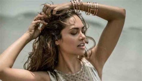 Esha Gupta Breaks the Internet With Topless Photoshoot, Fans。